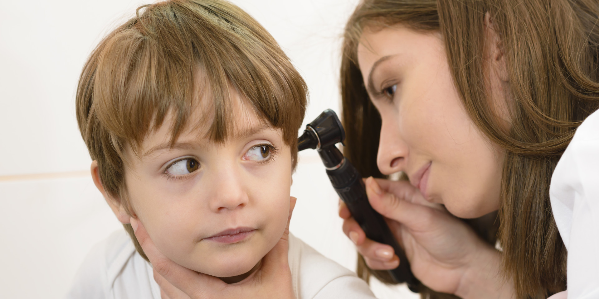 Осложнение слуха. Реабилитация отита у детей. Дети с незначительным снижением слуха. Отит у ребенка Шаттерсток.
